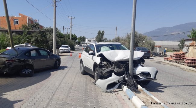 Antalya'da iki otomobil çarpıştı: 2 yaralı