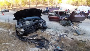 Antalya'da iki otomobil çarpıştı: 2 yaralı