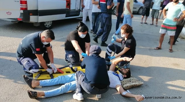 Antalya'da otomobil ile minibüs çarpıştı: 1 ölü, 1 yaralı
