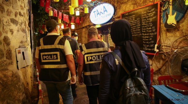 Antalya'da polis ekipleri halka açık mekanlarda Kovid-19 denetimi yaptı