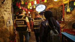 Antalya'da polis ekipleri halka açık mekanlarda Kovid-19 denetimi yaptı