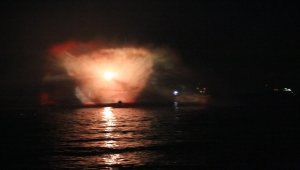 Antalya'nın ünlü Konyaaltı sahilinde teknelerle ışık gösterisi ilgi gördü