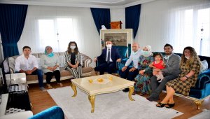 Ardahan Valisi Öner gazi ile şehit yakınlarının bayramını kutladı