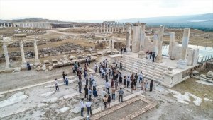 Arkeolog çift 7 bin 500 yıllık antik kentte dünyaevine girdi