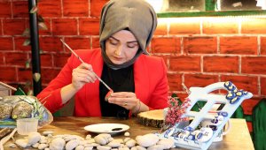 Arzu hemşire doğadan topladığı taşları sanat eserine dönüştürüyor