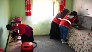 "Asırlık çınarlar" Türk Kızılayın yardım eliyle hayata tutunuyor