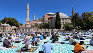 Ayasofya-i Kebir Cami-i Şerifi'ndeki cuma namazına yoğun katılım
