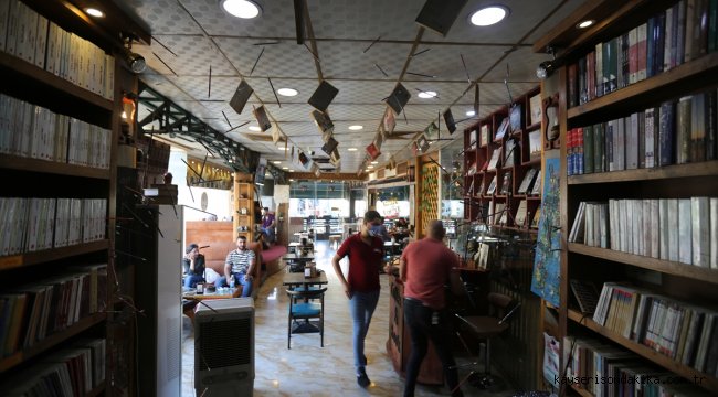 Bağdat'ta aydın gençlerin kahvesine kitap eşlik ediyor 