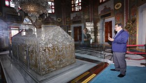Bakan Dönmez, Osmanlı Padişahı Fatih Sultan Mehmet'in türbesini ziyaret etti