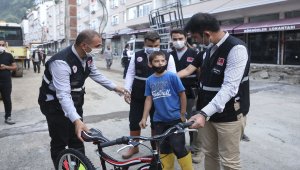 Bakan Kurum sel sularında bisikleti kaybolan çocuğun yüzünü güldürdü