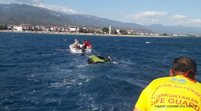 Balıkesir'de batma tehlikesi geçiren teknedeki 4 kişiyi itfaiye ekibi kurtardı