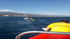 Balıkesir'de batma tehlikesi geçiren teknedeki 4 kişiyi itfaiye ekibi kurtardı