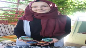 Balıkesir'de lise öğrencisi dereden topladığı taşlara manzara resimleri çiziyor
