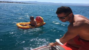 Balıkesir'de şişme deniz koltuğuyla açığa sürüklenen kişi kurtarıldı