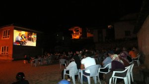 "Bayram Köye Geri Döndü" belgeselinin ilk gösterimi çekildiği köyde yapıldı 