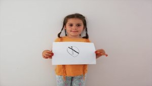 Bayram tatilinde köyünde çizdiği afişlerle sigaranın zararlarına dikkati çekti