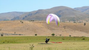 Bingöl'de huzura dikkat çekmek için yamaç paraşütüyle uçtular 