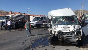 Bitlis'te minibüsle otomobil çarpıştı: 11 yaralı