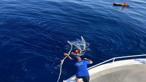 Bodrum açıklarında şişme botla akıntıya kapılan 2 sığınmacı kurtarıldı