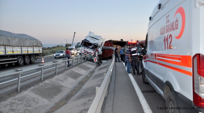 Bursa'da bariyerlere çarpan tır sürücüsü öldü