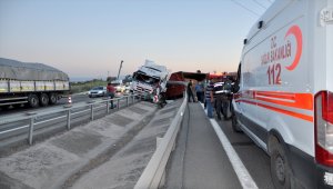 Bursa'da bariyerlere çarpan tır sürücüsü öldü
