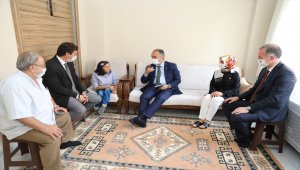 Bursa'da doğuştan bedensel engelli genç kız kitap yazdı