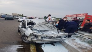 Bursa'da refüje çarpan otomobili otobüs sürükledi: 1 ölü