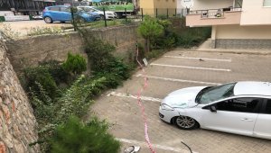 Bursa'da savrulan otomobil yolun alt kısmındaki otomobilin üzerine düştü: 2 yaralı
