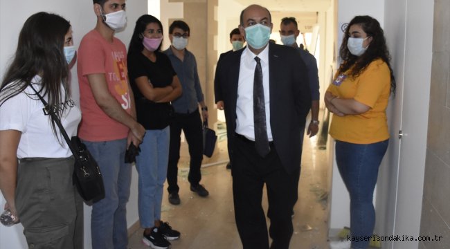 Büyükelçi Çakıl Beyrut'taki patlamadan etkilenen Türk kurumlarını ziyaret etti