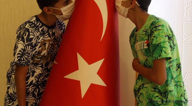 Çöpteki Türk bayraklarını temizleyip asan çocukların duyarlılığı duygulandırdı 