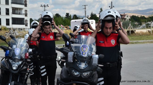 Çorum'da motorize polislerden akrobasi gösterisi 