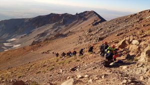 Dağcılardan Erciyes'in zirvesine 30 Ağustos Zafer Bayramı tırmanışı