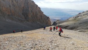 Demirkazık'ta ayağı kırılan dağcı helikopterle kurtarıldı 