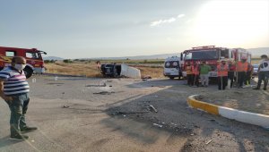 Denizli'de minibüsle otomobil çarpıştı: 1 ölü, 8 yaralı