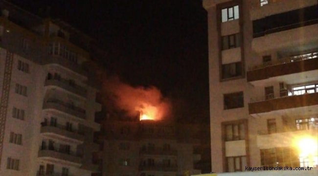 Diyarbakır'da bir binada çıkan yangın kontrol altına alınmaya çalışılıyor
