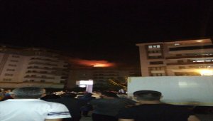 Diyarbakır'da bir binada çıkan yangın kontrol altına alınmaya çalışılıyor