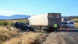 Diyarbakır'da kamyon ile otomobil çarpıştı, 1 kişi öldü, 5 kişi yaralandı