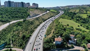 Dönüşe geçen tatilciler Anadolu Otoyolu'nda yoğunluk oluşturdu