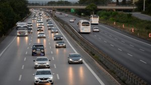 Dönüşe geçen tatilciler Anadolu Otoyolu'nda yoğunluk oluşturuyor
