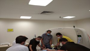 Düzce'de ambulansın şarampole devrilerek yandığı kazada yaralananların tedavisi sürüyor