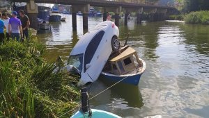 Düzce'de yoldan çıkan otomobil Melen Çayı'ndaki teknenin üzerine düştü