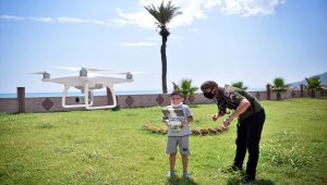 Eğitim verilen Mersinli çocuklar ilk kez drone uçurmanın heyecanını yaşıyor 