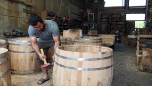 El verdiği torunuyla ailesinin asırlık fıçıcılık mesleğini sürdürüyor