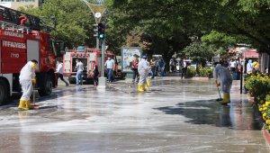 Erzincan'da belediye ekipleri Kovid-19 önlemleri kapsamında caddeleri dezenfekte etti
