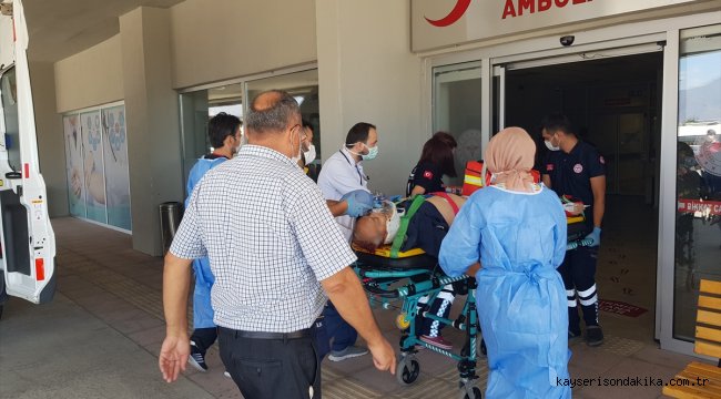 Erzincan'da iki ayrı trafik kazasında 5 kişi yaralandı