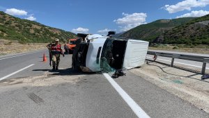 Erzincan'da minibüs devrildi: 7 yaralı