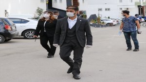 Erzurum'da ekipler mahalleleri gezerek izolasyona alınanları evlerinde kontrol ediyor