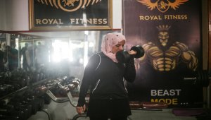 Gazze'de vücut geliştirme sporuna gönül veren genç avukat, ön yargıları aşarak kadınlara öncülük ediyor