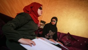 Gazzeli görme engelli hafız kız kardeşlerin başarısı yoksul ailelerine gurur yaşatıyor