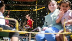 Gazzeliler zor koşullara rağmen bayram sevincini yaşıyor